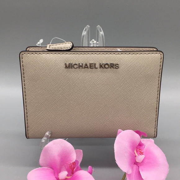 Michael Kors Handbags - Michael Kors Jet Set Travel Md Card CSE Carryall